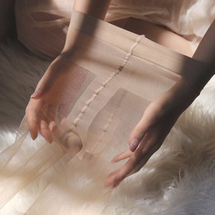 Sidenstrumpor med pärlglans för en elegant och sexig look