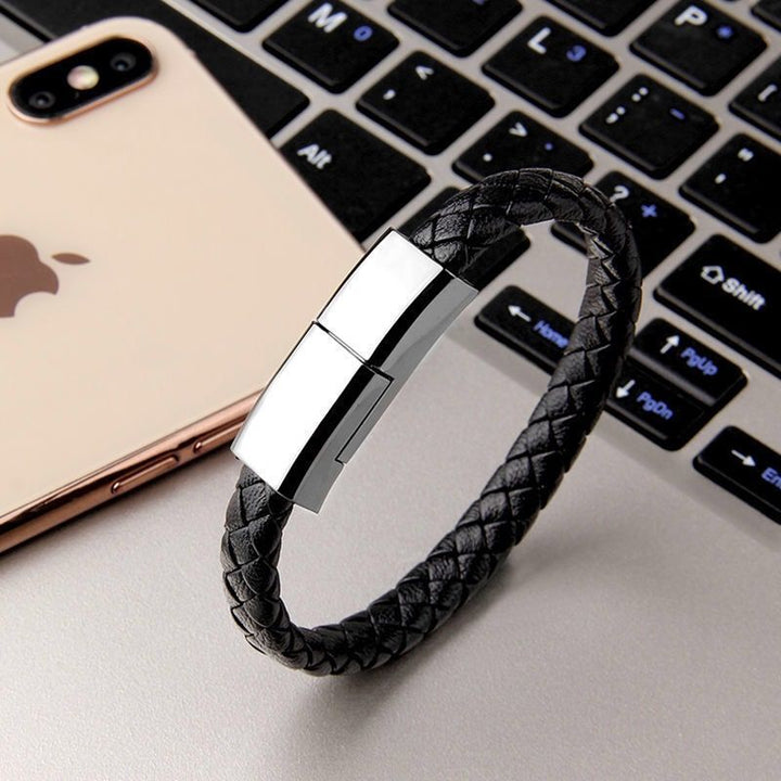 La pulsera elegante que carga tu teléfono en cualquier lugar 